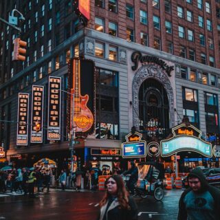 découvrez paramount+, la plateforme de streaming qui vous offre un accès exclusif à un vaste catalogue de films, séries et spectacles originaux. profitez des dernières productions de paramount et d'un choix varié de contenus, le tout dans un seul abonnement. ne manquez pas l'expérience de divertissement ultime avec paramount+.