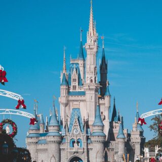 découvrez disney+, la plateforme de streaming ultime qui vous offre un accès illimité à vos films et séries disney préférés, ainsi qu'à des contenus exclusifs de marvel, star wars, pixar et national geographic. plongez dans un univers magique et regardez vos histoires préférées, où et quand vous le souhaitez.