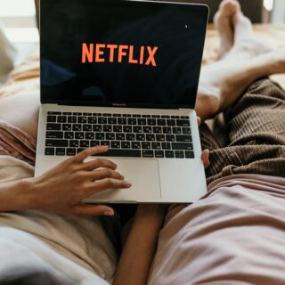 découvrez l'univers captivant de netflix, la plateforme de streaming incontournable qui vous propose une large sélection de films, séries et documentaires. profitez d'un contenu exclusif et de nouvelles sorties chaque semaine, le tout en streaming illimité. plongez dans la magie du cinéma et des séries originales avec netflix!