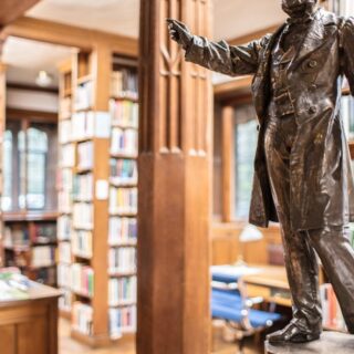 découvrez prime video, votre plateforme de streaming incontournable, offrant un large choix de films, séries et documentaires. profitez d'un accès illimité à des contenus exclusifs, regardez les dernières nouveautés et plongez dans un univers de divertissement à portée de main.