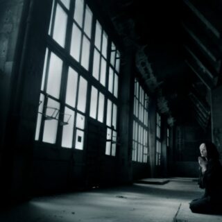 découvrez l'essence de l'horreur avec des récits inquiétants, des films captivants et des jeux immersifs qui explorent vos pires cauchemars. plongez dans un monde où la peur prend vie et où chaque ombre cache un secret terrifiant.