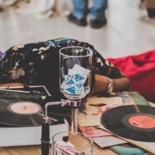 découvrez l'univers captivant des bandes originales de films, séries et jeux vidéo. plongez dans un monde sonore riche qui évoque des émotions et des souvenirs inoubliables grâce à nos sélections de soundtracks emblématiques.