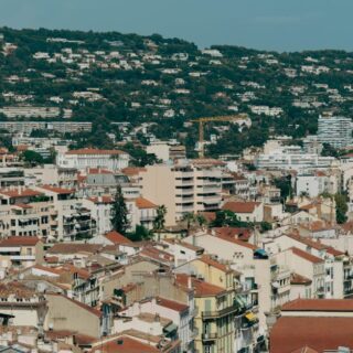 découvrez cannes, la célèbre ville côtière de la côte d'azur, réputée pour son festival international du film, ses plages dorées et son ambiance glamour. explorez ses boutiques luxueuses, ses restaurants raffinés et ses sites historiques tout en profitant du doux climat méditerranéen.