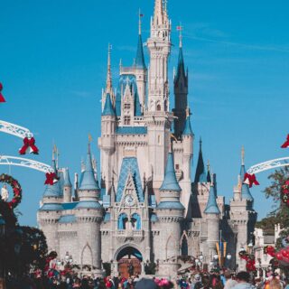 découvrez disney+, la plateforme de streaming qui vous plonge dans un univers magique avec vos films, séries et documentaires préférés de disney, pixar, marvel, star wars et national geographic. profitez d'un accès illimité à des contenus exclusifs et à des classiques intemporels.