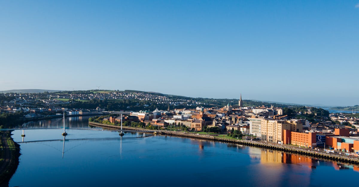 découvrez derry, une ville pleine de charme en irlande du nord, connue pour son histoire fascinante, ses remparts impressionnants et son ambiance chaleureuse. idéale pour un séjour culturel et authentique.