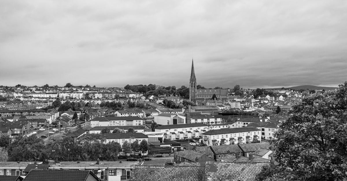 découvrez derry, une ville d’irlande du nord riche en histoire, culture et paysages pittoresques. explorez ses remparts emblématiques, musées fascinants et son ambiance chaleureuse au cœur de l’irlande.