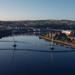découvrez derry, une ville fascinante située en irlande du nord, riche en histoire, en culture et en paysages impressionnants. explorez ses murailles célèbres, ses musées captivants et son ambiance chaleureuse.