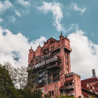 découvrez disney+ : films, séries, documentaires et créations originales exclusives de disney, pixar, marvel, star wars et national geographic. profitez d’un divertissement illimité pour toute la famille.