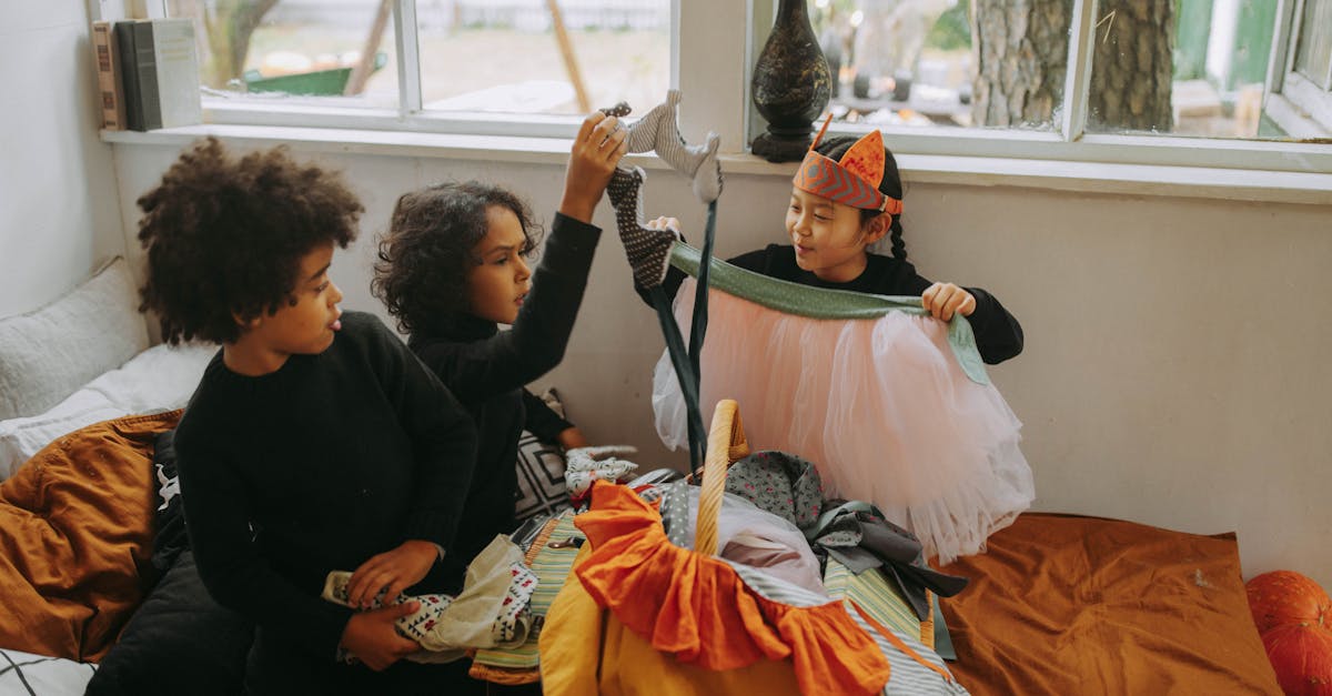 découvrez l'origine et les traditions d'halloween : idées de costumes, conseils pour une fête réussie et astuces de décoration pour célébrer cette nuit effrayante en famille ou entre amis.