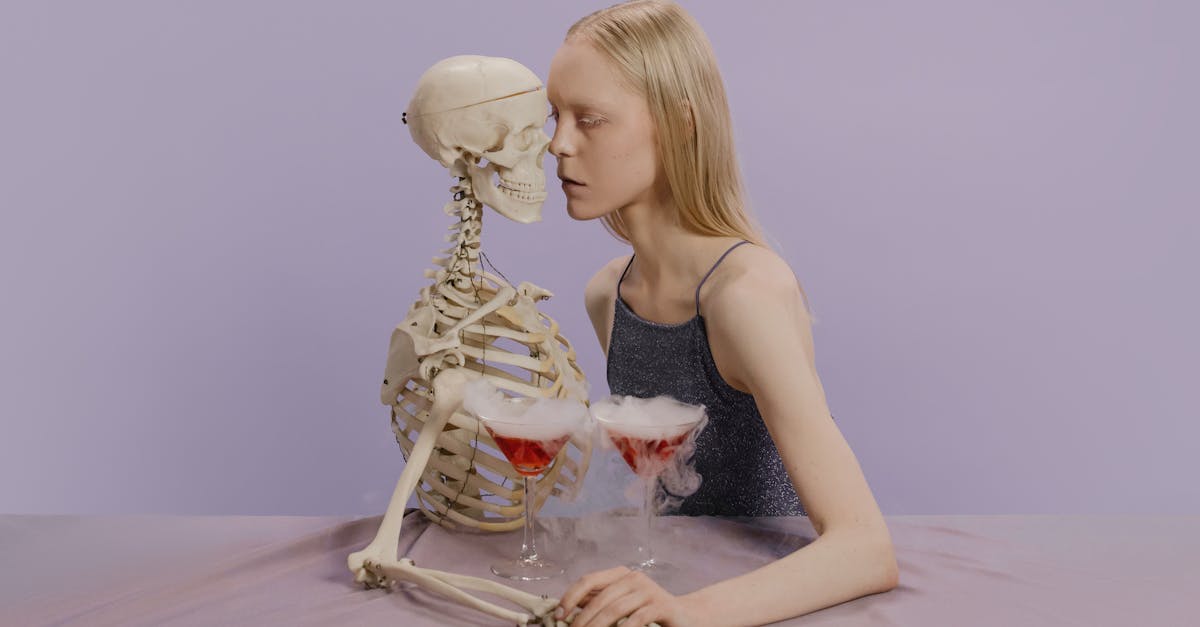 découvrez l'origine et les traditions d'halloween : déguisements, décorations, bonbons et idées pour fêter la nuit la plus effrayante de l'année !