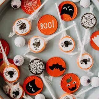 découvrez tout sur halloween : origine, traditions, idées de costumes, décorations et recettes effrayantes pour une fête inoubliable en famille ou entre amis.