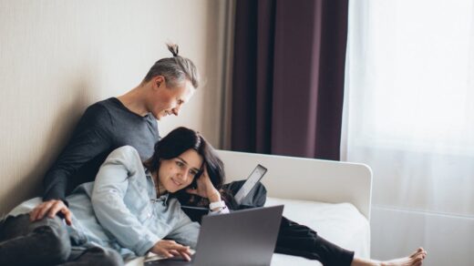 netflix est une plateforme de streaming en ligne qui propose une vaste sélection de films, séries, documentaires et contenus originaux pour tous les goûts. profitez d'un divertissement illimité, sans publicité, à regarder partout et à tout moment !