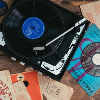 découvrez l'univers des bandes originales avec notre sélection de soundtracks emblématiques : analyse, recommandations et actualités sur les musiques de films, séries et jeux vidéo.