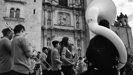 découvrez 'the 4400', une série captivante où 4400 personnes disparues réapparaissent soudainement avec d'étranges pouvoirs, bouleversant la réalité et les vies de tous.