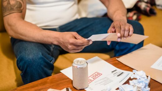 découvrez comment créer une scène d'ouverture mémorable qui capte instantanément l'attention de votre audience et laisse une impression durable.