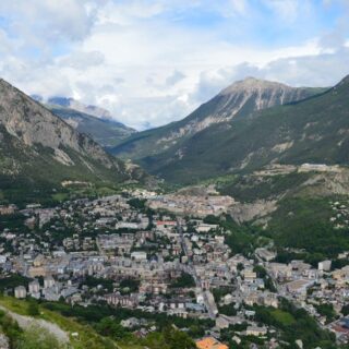 découvrez l'univers de pierre niney, acteur français reconnu pour ses performances au cinéma et au théâtre. retrouvez ses films, actualités et carrières.