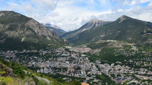 découvrez l'univers de pierre niney, acteur français reconnu pour ses performances au cinéma et au théâtre. retrouvez ses films, actualités et carrières.