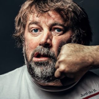 découvrez notre hommage à chuck norris, l'icône du cinéma d'action et des arts martiaux, célébrant sa carrière légendaire et ses exploits inoubliables.