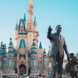 découvrez le top 10 des séries incontournables à regarder sur disney+ en mars 2026. retrouvez les meilleurs choix pour toute la famille !