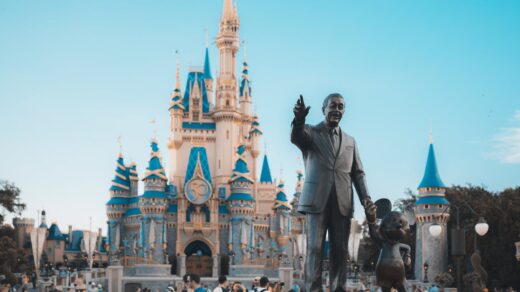 découvrez le top 10 des séries incontournables à regarder sur disney+ en mars 2026. retrouvez les meilleurs choix pour toute la famille !