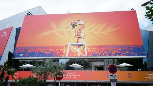 découvrez le cinéma français : un voyage captivant à travers des films emblématiques, des classiques aux nouveautés, célébrant la culture et l'art cinématographique français.