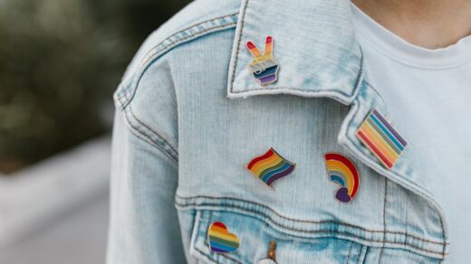 découvrez les enjeux et débats autour de la censure des contenus lgbtq+ à travers le monde, et l'impact sur la liberté d'expression et les droits humains.