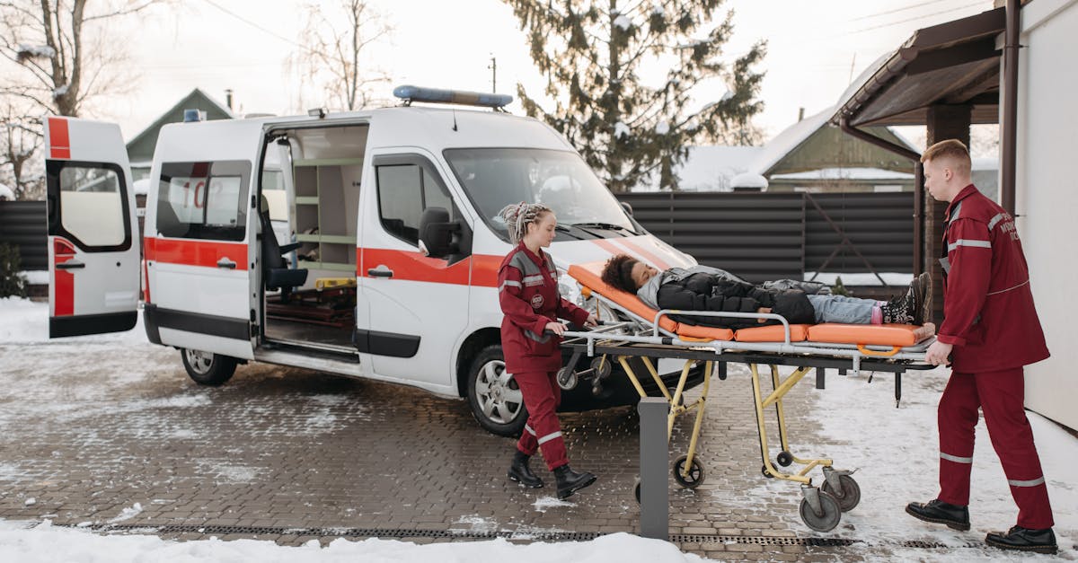 découvrez les gestes essentiels à adopter en cas d'urgence médicale pour agir rapidement et sauver des vies. informations claires et conseils pratiques disponibles.