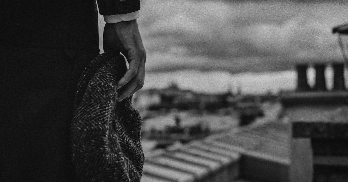 découvrez l'univers captivant de peaky blinders, la série dramatique britannique qui suit la famille shelby dans le birmingham d'après-guerre.