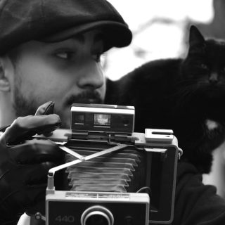 découvrez l'univers sombre et intense de peaky blinders, la série dramatique britannique qui suit les aventures d'une famille de gangsters dans le birmingham des années 1920.