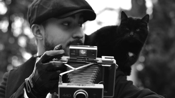 découvrez l'univers sombre et intense de peaky blinders, la série dramatique britannique qui suit les aventures d'une famille de gangsters dans le birmingham des années 1920.