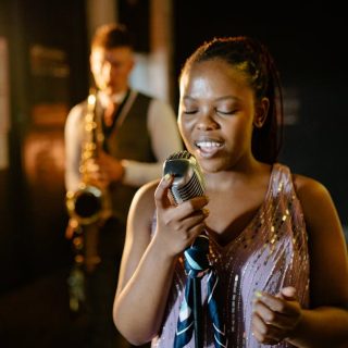 découvrez l'art du doublage vocal avec nos conseils et techniques pour devenir un acteur de voix professionnel.