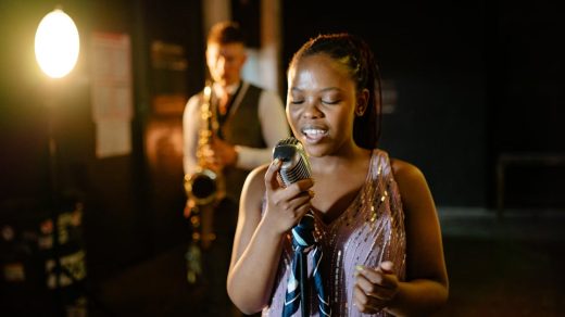 découvrez l'art du doublage vocal avec nos conseils et techniques pour devenir un acteur de voix professionnel.