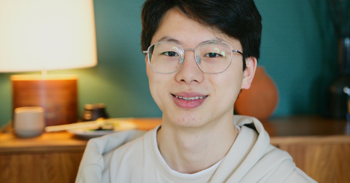 découvrez bong joon-ho, réalisateur sud-coréen renommé, connu pour ses films innovants mêlant suspense, satire sociale et émotion.