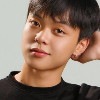 découvrez la carrière et les réalisations de bong joon-ho, réalisateur sud-coréen acclamé, célèbre pour ses films innovants mêlant thriller, drame et satire sociale.