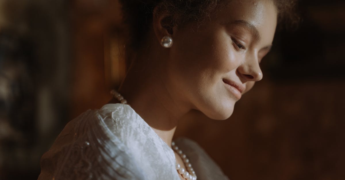 découvrez bridgerton, la série dramatique romantique captivante qui plonge dans l'aristocratie anglaise du xixe siècle, mêlant passion, intrigues et secrets.