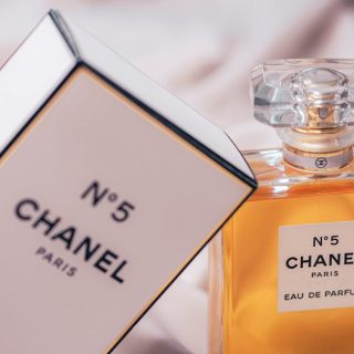découvrez chanel bleu, l'essence de l'élégance et du raffinement dans un parfum intemporel, alliant fraîcheur et sophistication pour chaque occasion.