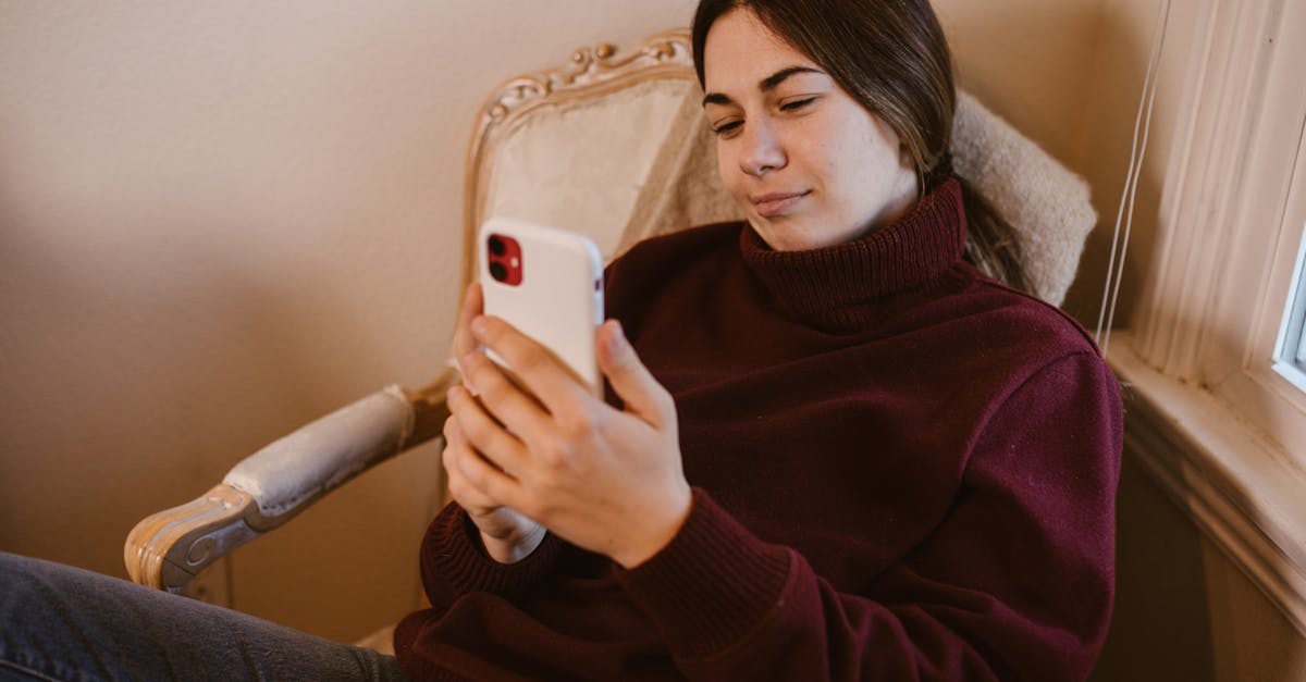 découvrez le phénomène du doomscrolling, l'habitude de parcourir sans cesse les mauvaises nouvelles en ligne, et ses impacts sur la santé mentale.