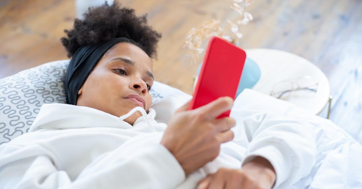 découvrez le phénomène du doomscrolling, cette habitude de faire défiler sans fin des informations négatives sur les réseaux sociaux, et apprenez comment y remédier pour préserver votre bien-être mental.