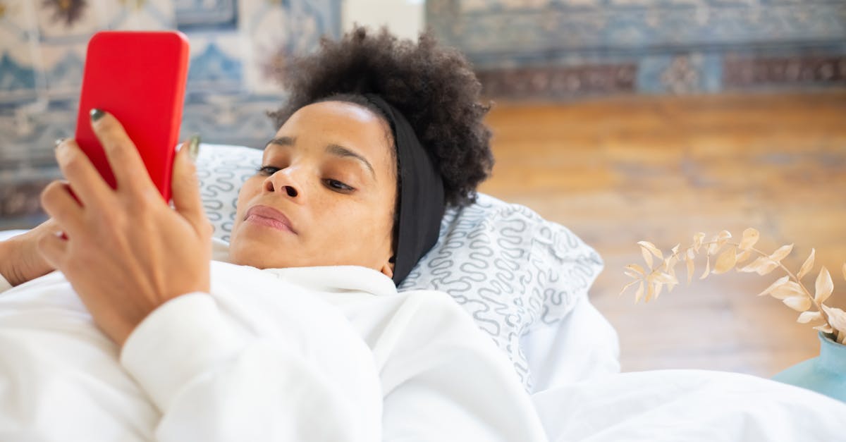 le doomscrolling désigne l'habitude de faire défiler sans cesse des nouvelles souvent négatives sur les réseaux sociaux, ce qui peut affecter le bien-être mental.