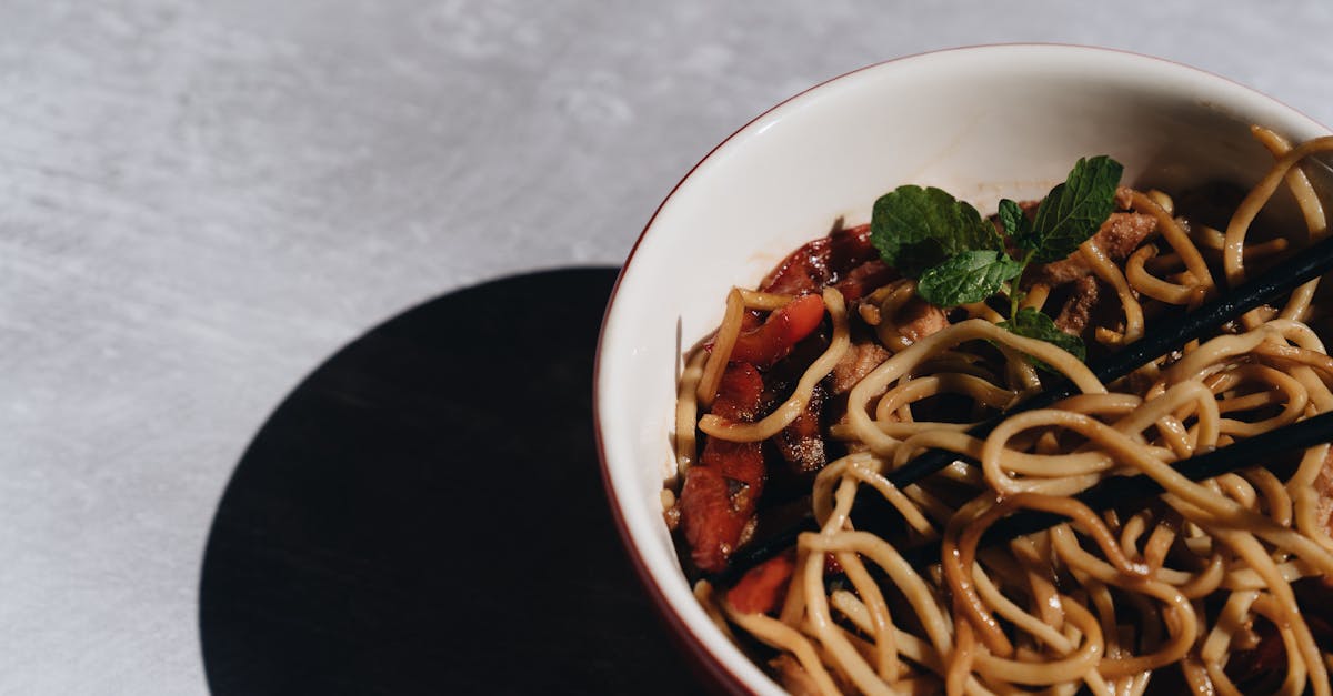 découvrez la recette authentique des drunken noodles, un plat thaïlandais savoureux aux nouilles sautées, épices et légumes frais, parfait pour un repas rapide et délicieux.