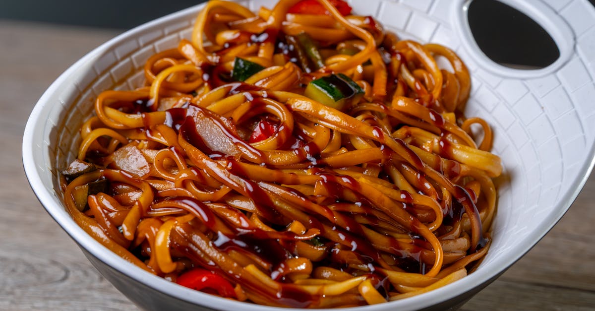 découvrez la recette authentique des drunken noodles, un plat thaïlandais savoureux et épicé à base de nouilles sautées, légumes frais et aromates traditionnels.