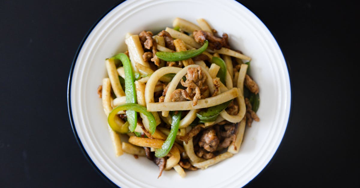 découvrez la recette authentique des drunken noodles, un plat thaïlandais savoureux et épicé à base de nouilles sautées, légumes frais et viande ou tofu.