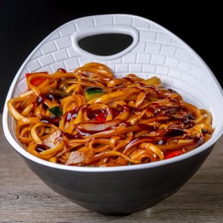 découvrez la recette authentique des drunken noodles, un plat thaïlandais épicé et savoureux à base de nouilles sautées, légumes croquants et basilic frais.