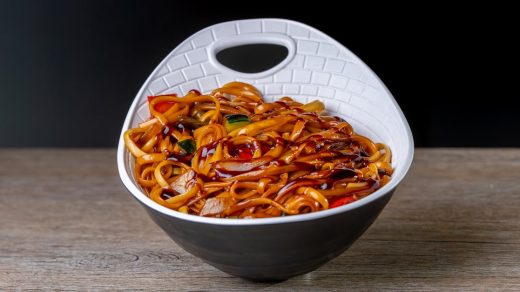 découvrez la recette authentique des drunken noodles, un plat thaïlandais épicé et savoureux à base de nouilles sautées, légumes croquants et basilic frais.