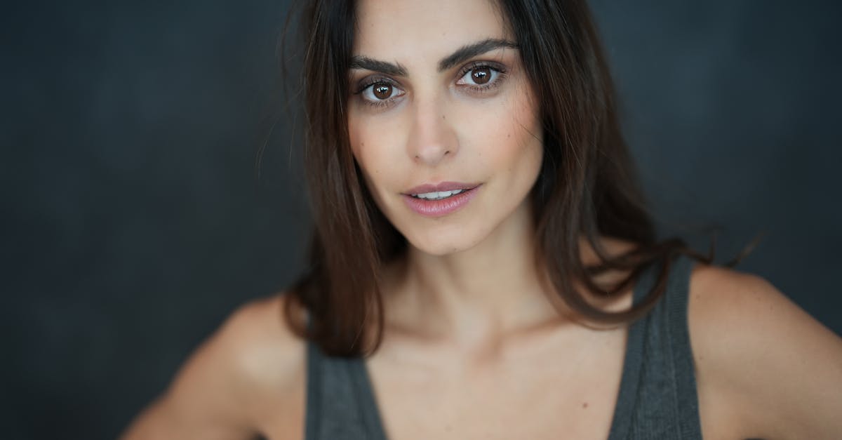 découvrez tout sur elsa esnoult, sa carrière, ses chansons et ses actualités.