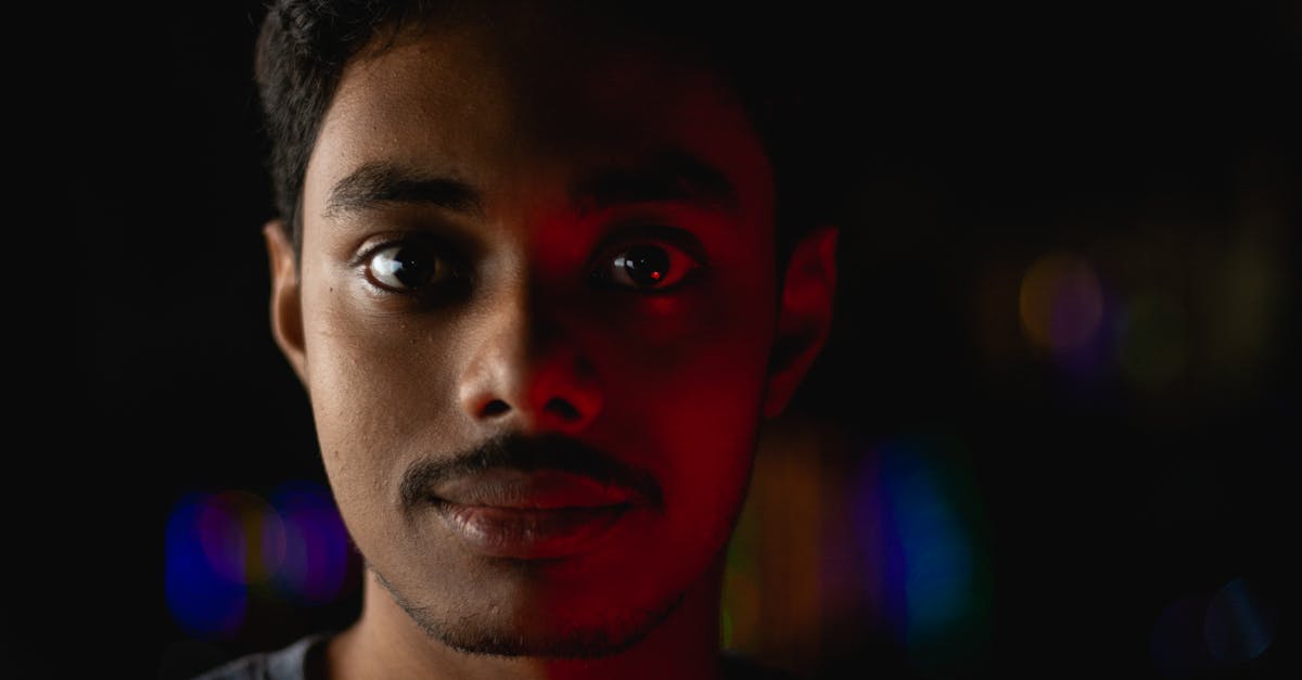 découvrez l'histoire captivante d'un homme à moitié, une exploration unique entre humanité et mystère.