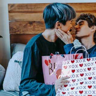 heartstopper est une série touchante et pleine d'émotions qui explore l'amitié, l'amour et la découverte de soi à travers les yeux de deux adolescents.