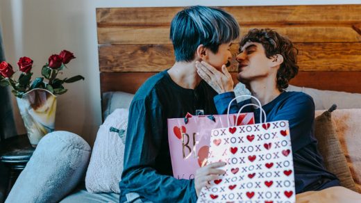 heartstopper est une série touchante et pleine d'émotions qui explore l'amitié, l'amour et la découverte de soi à travers les yeux de deux adolescents.