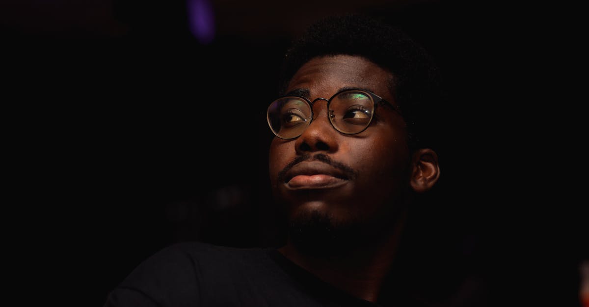 découvrez l'univers de malcolm, une série culte pleine d'humour et de moments inoubliables autour d'une famille américaine atypique.