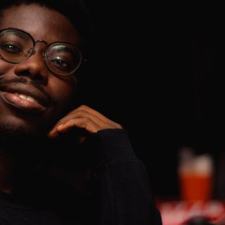 découvrez l'univers de malcolm, une série comique emblématique qui suit les aventures d'un adolescent surdoué et de sa famille déjantée.